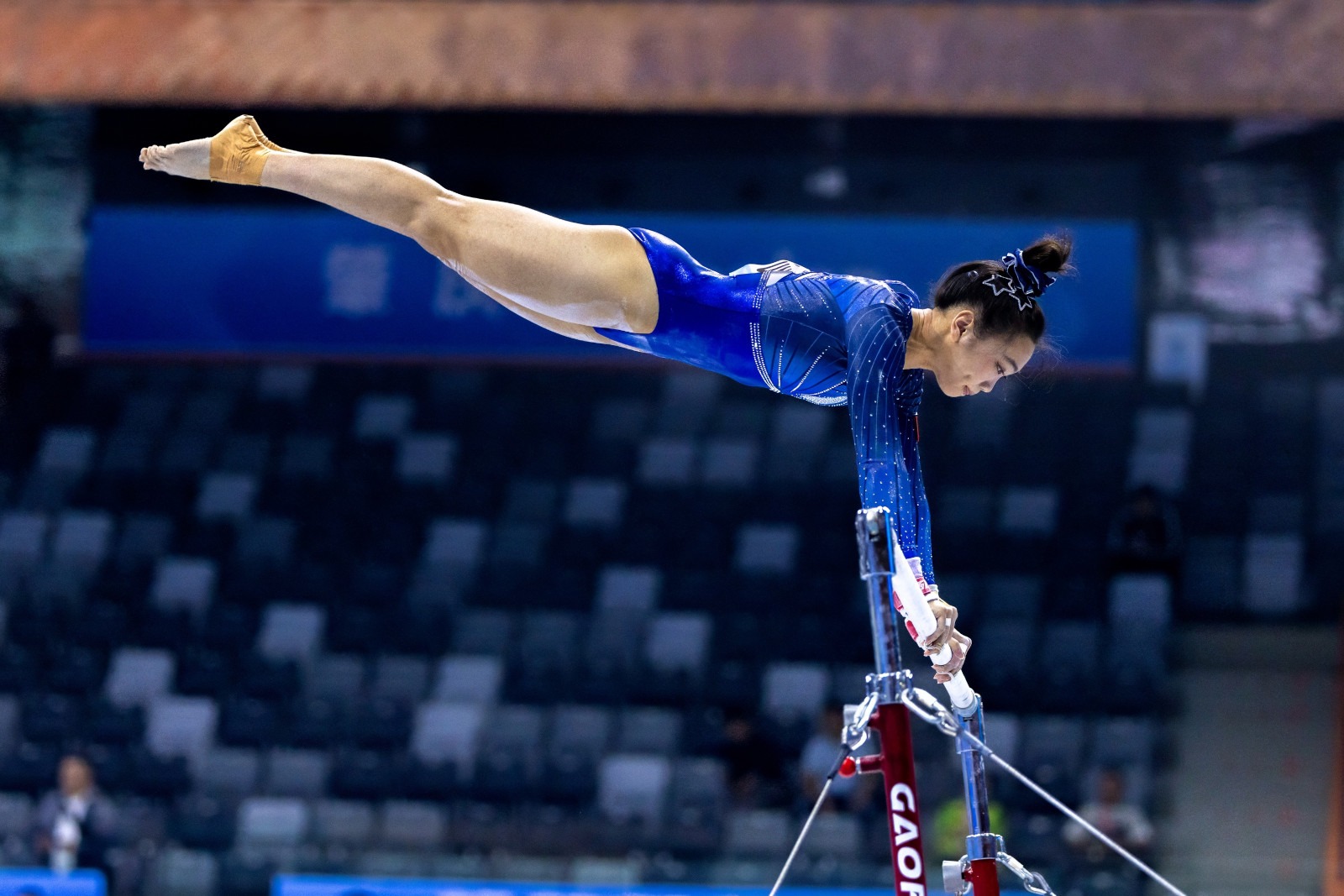 女生打高尔夫打中野鸭，鸭在湖中走，高尔夫从天上来